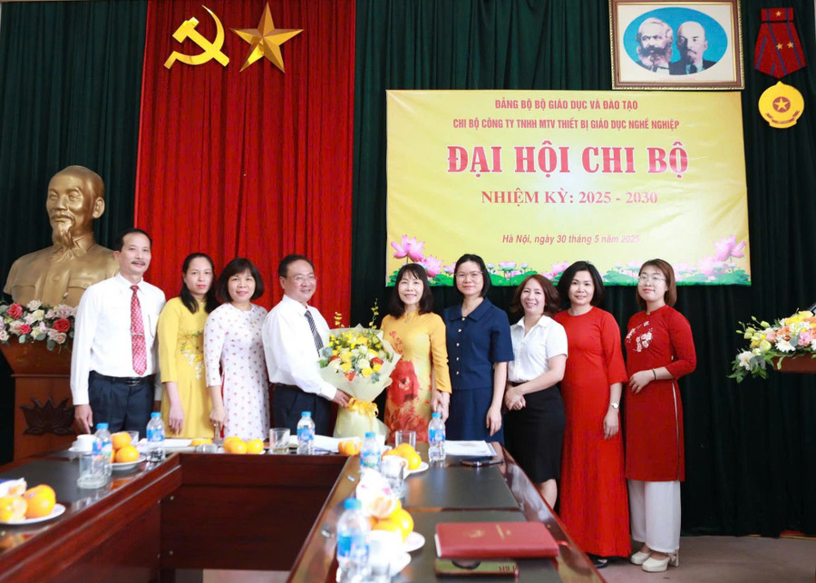 Các đại biểu chụp ảnh lưu niệm sau Đại hội. 13.jpg