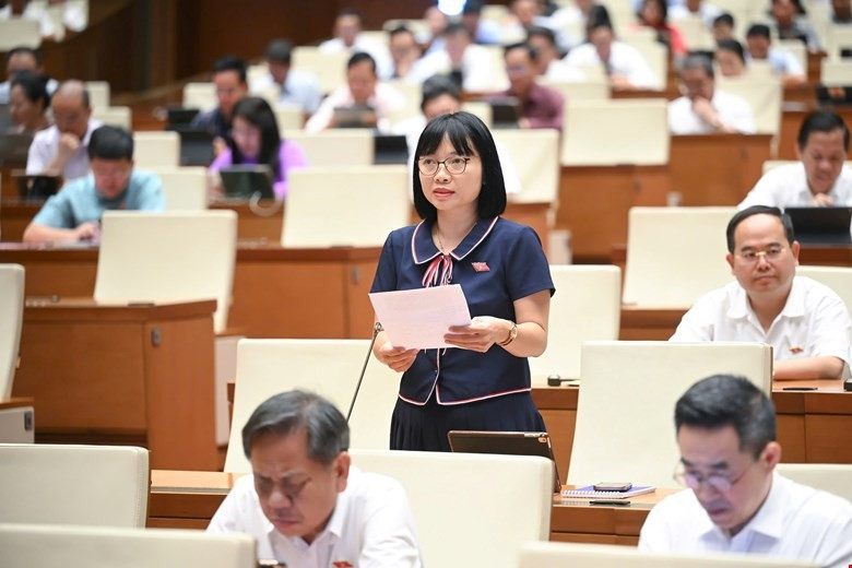 Đại biểu Nguyễn Thị Việt Nga nêu kiến nghị về việc chi trả tiền hỗ trợ học phí với học sinh nêu trong dự thảo nghị quyết. (Ảnh: Quochoi.vn). viet-nga.jpg