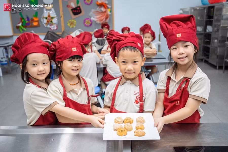 Học sinh Trường Ngôi Sao Hoàng Mai trải nghiệm làm bánh Trung thu chiều 3/10. 