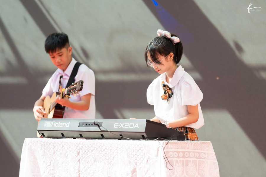 Các em học sinh tự tin thể hiện khả năng, sự đam mê với các loại nhạc cụ trên sân khấu. thai-thinh-5.jpg