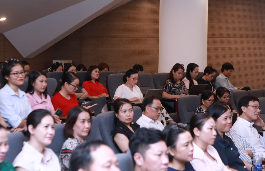Các đại biểu lắng nghe ý kiến trao đổi từ lãnh đạo Vụ Pháp chế, Bộ GD&ĐT. 7.jpg
