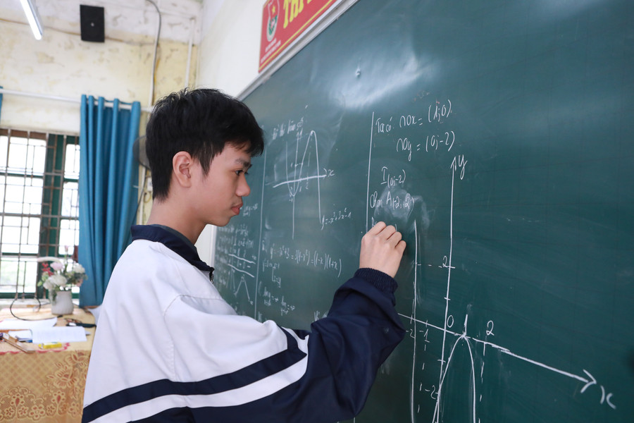 Huy được nhận xét là học trò có tố chất thông minh, nhất là các môn tự nhiên. 5.jpg