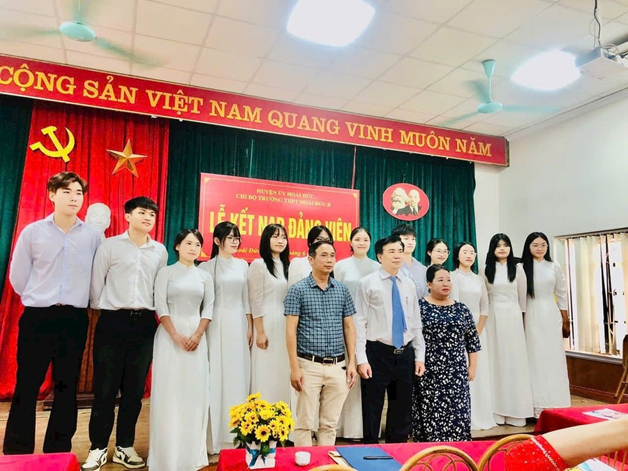 Chi bộ Trường THPT Hoài Đức B (Hà Nội) hiện có tổng 12 đảng viên là học sinh đã được kết nạp. 