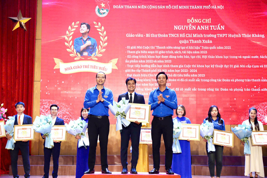 Thành Đoàn Hà Nội vinh danh thầy Nguyễn Anh Tuấn là Nhà giáo trẻ tiêu biểu năm 2024. Ảnh: NVCC. tuan-1.jpg