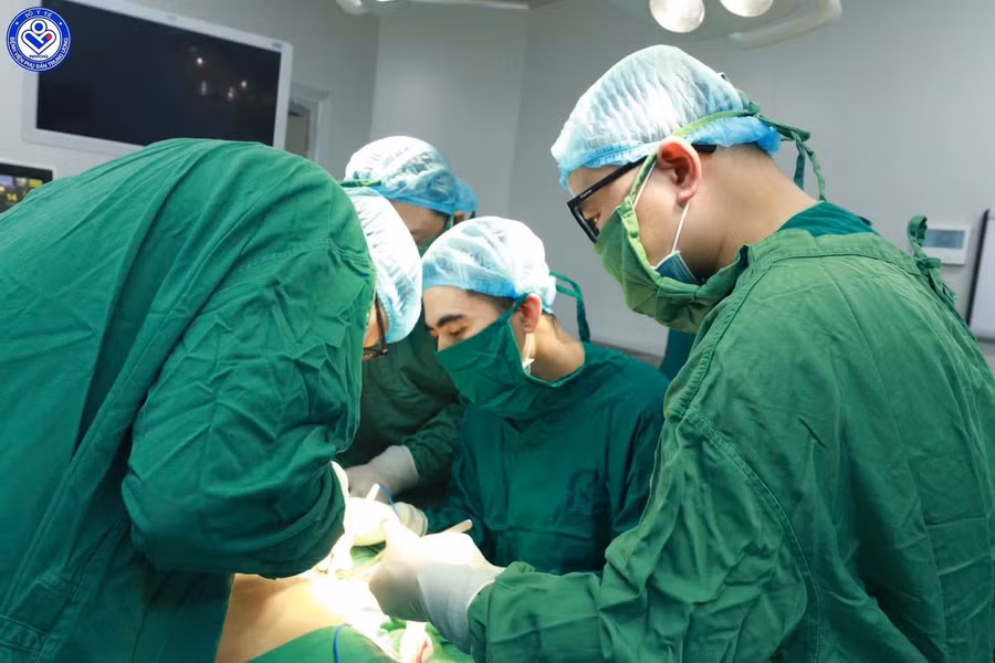 Các y bác sĩ trong kíp mổ tập trung cao độ để ca phẫu thuật được diễn ra thành công. Ảnh: BVCC.