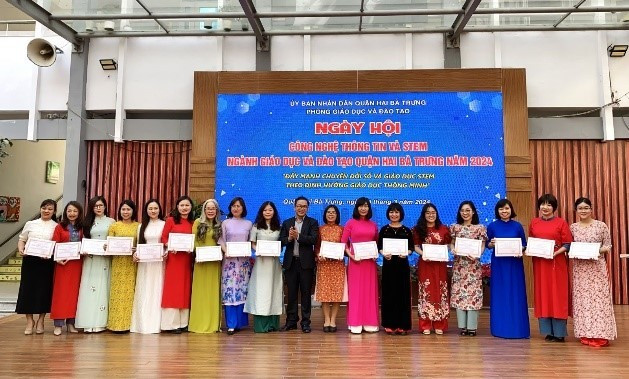 Cô Nguyễn Phương Linh (thứ 5 từ phải sang) tham gia và giành giải Nhất tại Ngày hội Công nghệ thông tin và STEM ngành Giáo dục đào tạo quận Hai Bà Trưng năm 2024. nhan-4.jpg