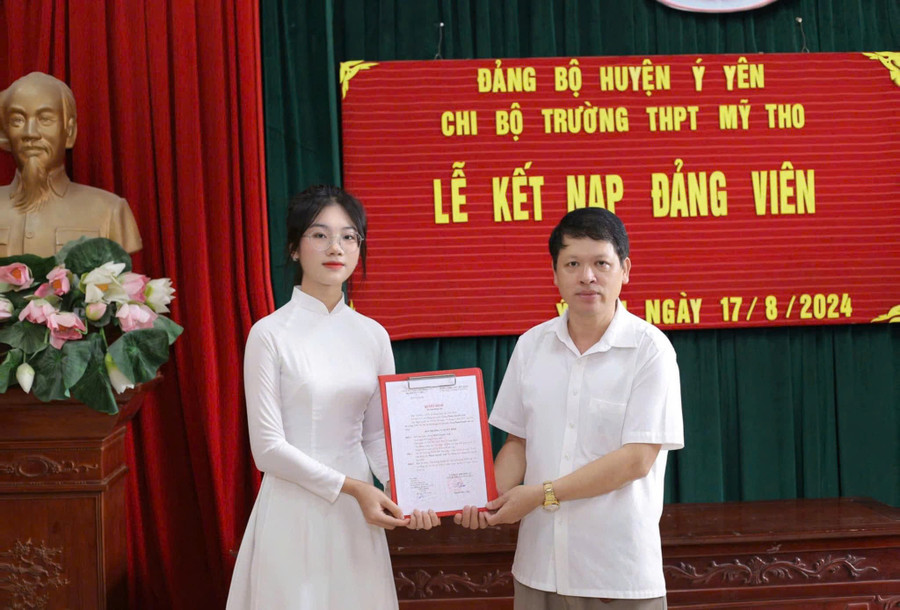 TS Hà Văn Hải - Hiệu trưởng Trường THPT Mỹ Tho trong lễ kết nạp Đảng viên mới cho học sinh xuất sắc của trường. Ảnh: NVCC. my-tho.jpg
