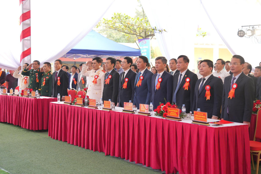 Delegates attending the ceremony performed the flag salute ceremony. giao-7.jpg