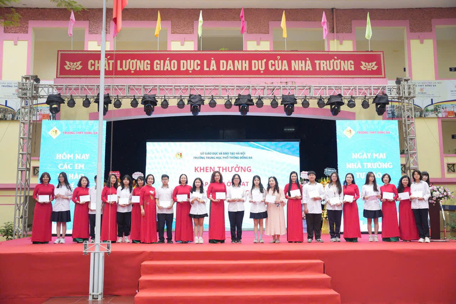 Cũng trong sáng 26/5, Trường THPT Đống Đa (Hà Nội) cũng tổ chức lễ bế giảng năm học. da-2.jpg