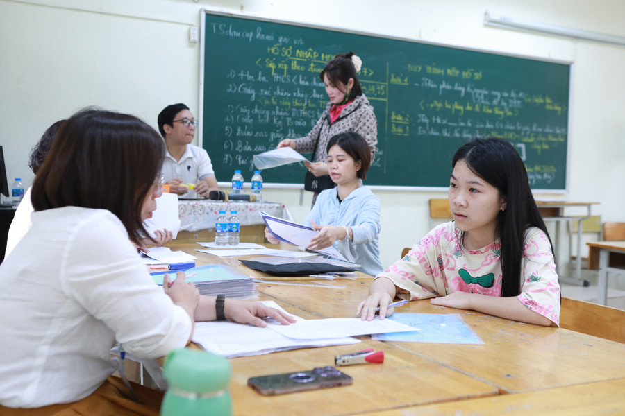 Thí sinh tới làm thủ tục nhập học vào lớp 10 Trường THPT Hoàng Văn Thụ (Hà Nội) năm 2025. Ảnh: Đình Tuệ. 1.jpg