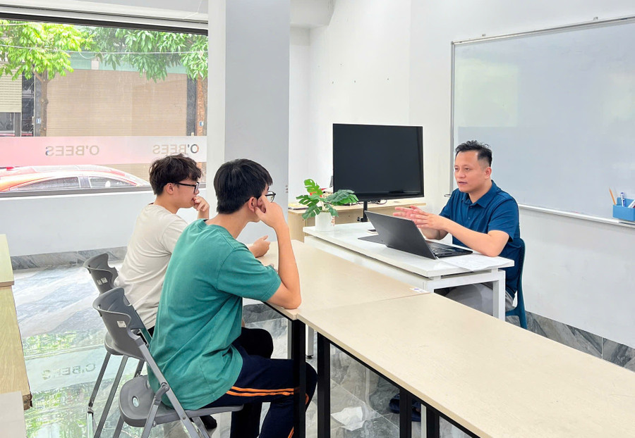 Thạc sĩ Lê Trung Kiên tư vấn tâm lý cho học sinh lớp 12 trước kỳ thi tốt nghiệp THPT năm 2025. Ảnh: NVCC. le-trung-kien.jpg
