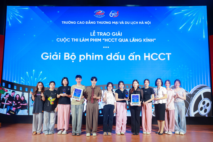 Diễn viên Quốc Toàn (thứ 5 từ trái sang) trao giải Bộ phim dấu ấn HCCT. dau-an.jpg