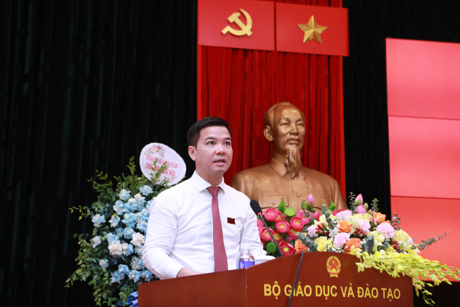Ông Trần Quang Nam trình bày báo cáo chính trị nhiệm kỳ 2020-2025 của Đảng bộ Văn phòng Bộ GD&ĐT. 2.jpg