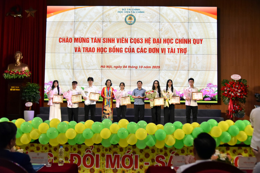 Lãnh đạo Học viện khen thưởng các tân sinh viên xuất sắc. dsc-3463.jpg
