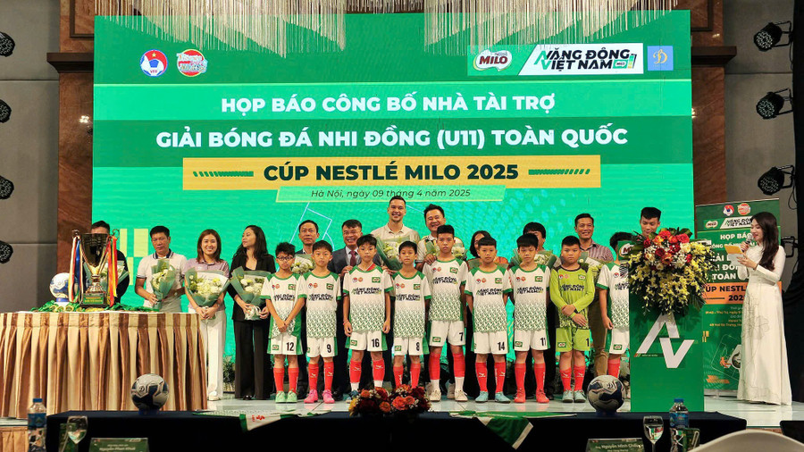 Đại diện Ban tổ chức Giải chụp ảnh cùng các cầu thủ nhí.