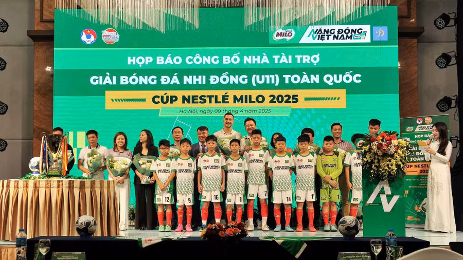 Đại diện Ban tổ chức Giải chụp ảnh cùng các cầu thủ nhí.