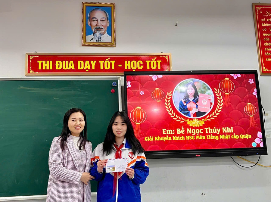 Cô Hồng Anh trao quà cho nữ sinh Bế Ngọc Thúy Nhi khi đạt giải Khuyến khích HSG môn Tiếng Nhật cấp quận. Ảnh: NVCC. nhi-2.jpg