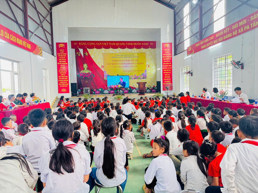 Học sinh Trường Phổ thông dân tộc bán trú Tiểu học và THCS Trung Chải dự lễ khai giảng năm học 2025-2026. Ảnh: NTCC.
