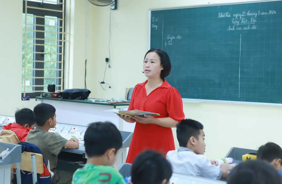 Cô trò Trường Tiểu học Nam Phương Tiến A, huyện Chương Mỹ, Hà Nội trong một giờ học trên lớp. Ảnh: Đình Tuệ.