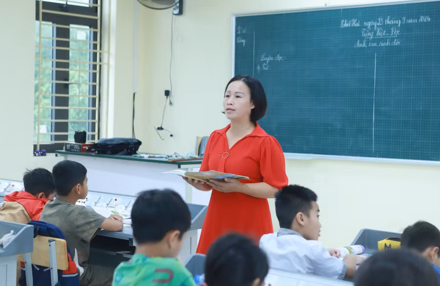Cô trò Trường Tiểu học Nam Phương Tiến A, huyện Chương Mỹ, Hà Nội trong một giờ học trên lớp. Ảnh: Đình Tuệ.