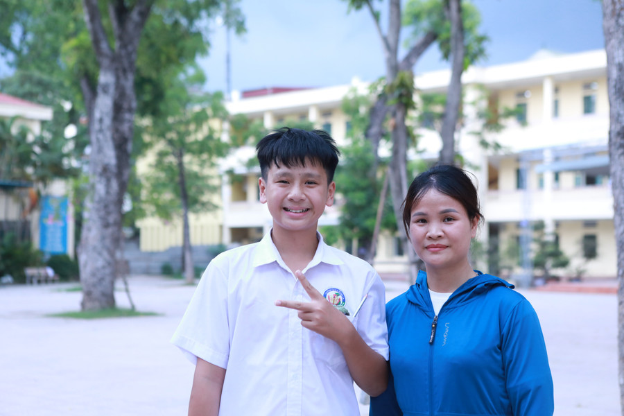 Ngô Phan Trí Hiếu và mẹ sau giờ thi môn Tiếng Anh chiều 7/6. Ảnh: Đình Tuệ. 2-81.jpg