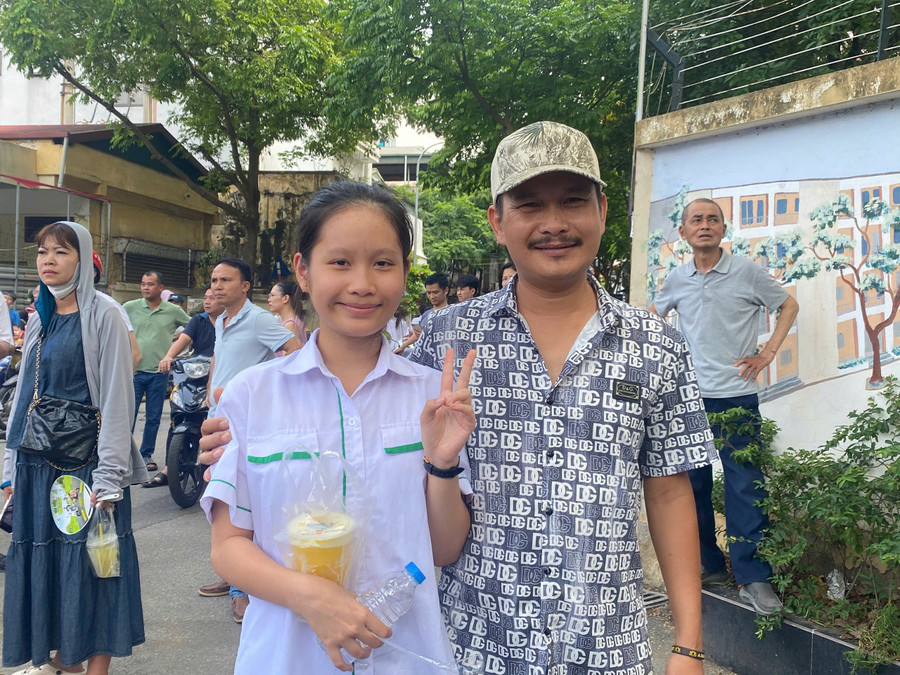 Nụ cười mãn nguyện của nữ sinh và bố sau những ngày thi căng thẳng. Ảnh: Phùng Ánh. lam-2.jpg
