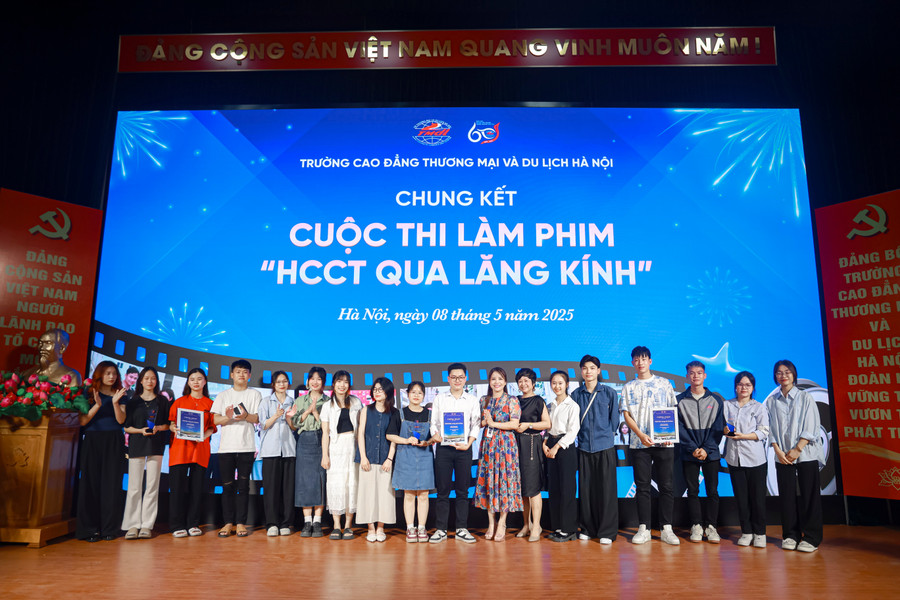 Các đội thi xuất sắc được Ban tổ chức trao giải. giai-nhat.jpg