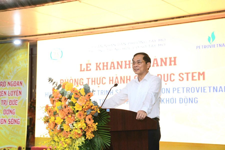 Phó Thủ tướng Bùi Thanh Sơn chúc mừng những kết quả các nhà trường đạt được trong thời gian qua. Ảnh: Đình Tuệ. ptt.jpg