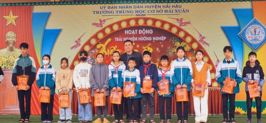 Những suất quà tình nghĩa được các nhà hảo tâm gửi tới học sinh khó khăn góp phần động viên tinh thần các em đón xuân an vui bên gia đình.