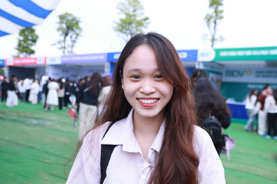 Nữ sinh Mạc Thị Phương Thảo bày tỏ niềm vui khi tham gia Ngày hội tuyển dụng năm 2025. 5.jpg