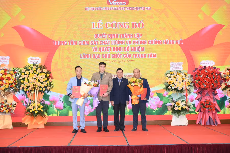 Lãnh đạo Hiệp hội Chống hàng giả và Bảo vệ thương hiệu Việt Nam trao quyết định bổ nhiệm lãnh đạo chủ chốt của Trung tâm QSAC. 
