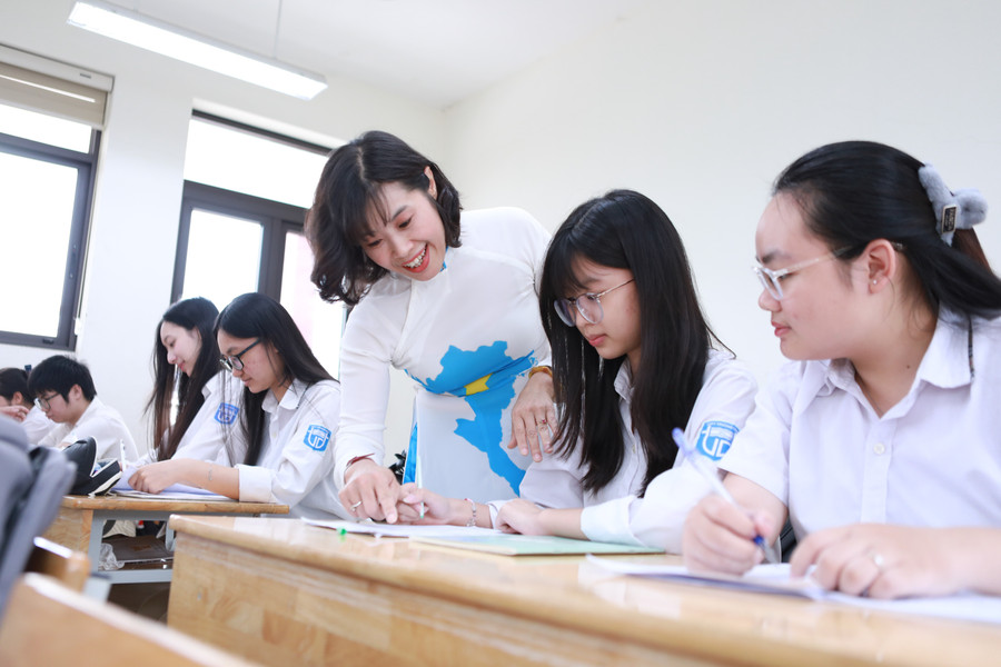 Cô trò cùng tổng hợp lại những kiến thức, kỹ năng cơ bản môn Lịch sử. Ảnh: Đình Tuệ. 7-2.jpg