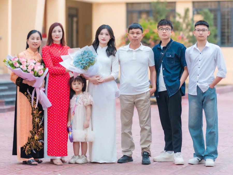 L'étudiante Dao Thi My Tam (4e à partir de la droite) et sa famille. Photo : NTCC. luu-hoang-2.jpg