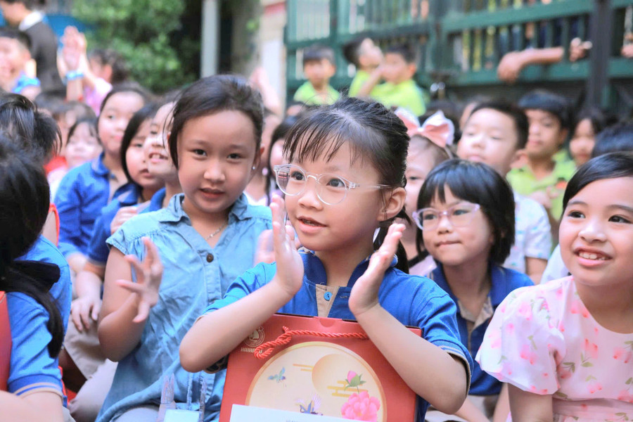 Niềm hân hoan của trẻ trước sự xuất hiện của những chú lân trên sân trường. nhan-3.jpg