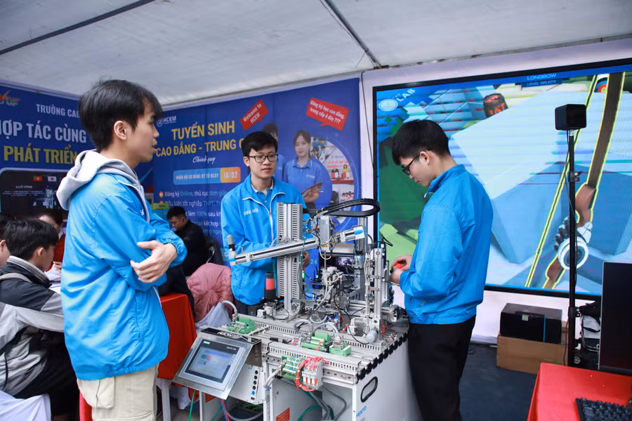 Một trong các mô hình về tự động hóa của Trường Cao đẳng Cơ điện Hà Nội được trưng bày tại Ngày hội tư vấn tuyển sinh năm 2025. 