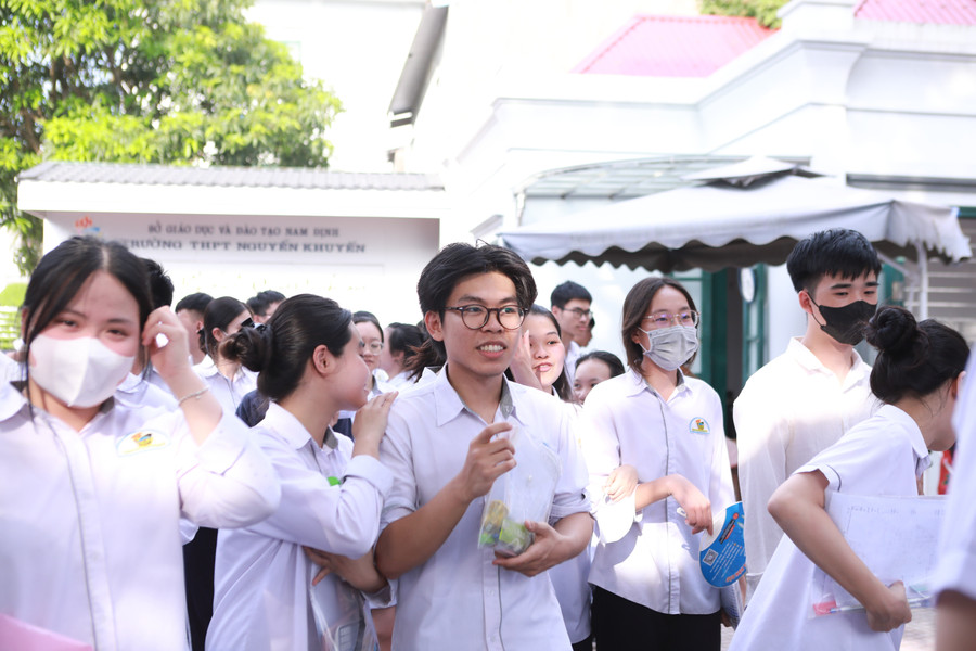 Thí sinh tại điểm thi Trường THPT Nguyễn Khuyến, TP Nam Định chiều 26/6. Ảnh: Đình Tuệ. 1-6663.jpg