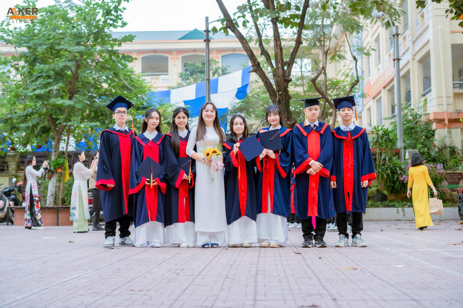 Lê Diệu Linh (thứ 3 từ trái sang) đứng cạnh cô giáo chủ nhiệm Lê Huyền Trang dạy Toán của lớp 9E. Ảnh: NVCC. linh-3.jpg
