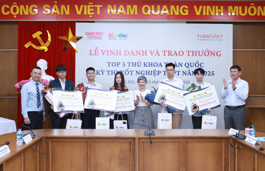 Đại diện Ban tổ chức trao thưởng cho tốp 5 thủ khoa toàn quốc Kỳ thi tốt nghiệp THPT năm 2025. Ảnh: Đình Tuệ. 