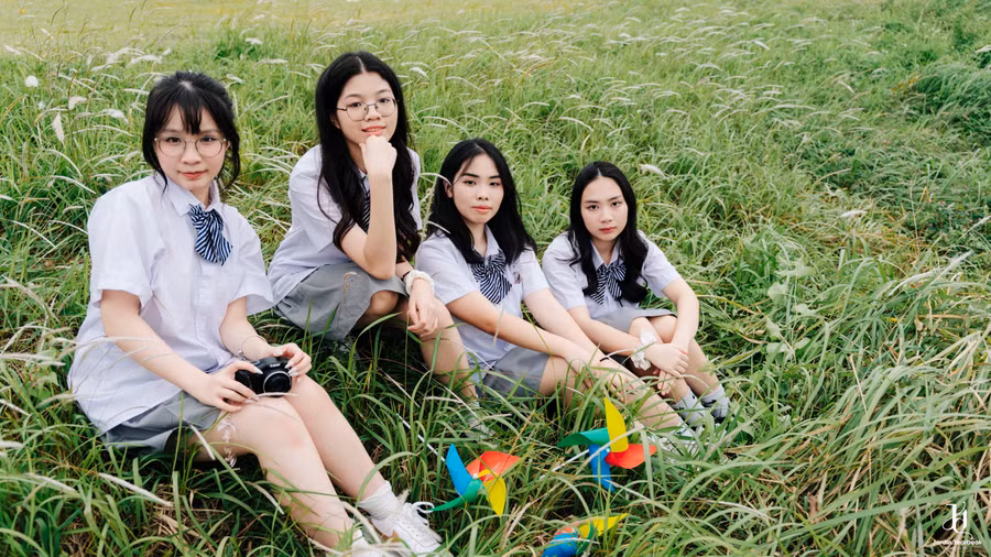 Bế Ngọc Thúy Nhi (thứ 2 từ phải sang) và các bạn học của mình. Ảnh: NVCC.