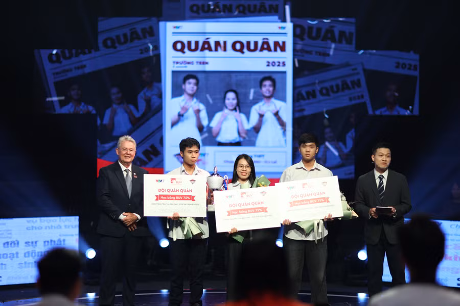 Đại diện ban tổ chức trao giải Quán quân cho đội thi Trường THPT chuyên Lê Quý Đôn (Gia Lai) năm 2025. 