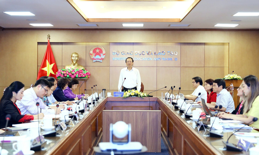 Thứ trưởng Phạm Ngọc Thưởng chủ trì hội nghị. 
