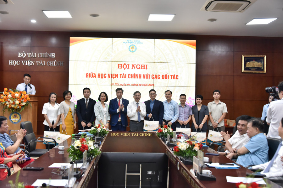 Lãnh đạo Học viện Tài chính và đại diện các đơn vị đối tác của học viện. tc-1.jpg