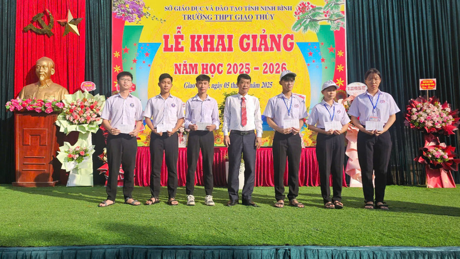 Thầy Hiệu trưởng Lê Thanh Giang khen thưởng các em học sinh tiêu biểu. 