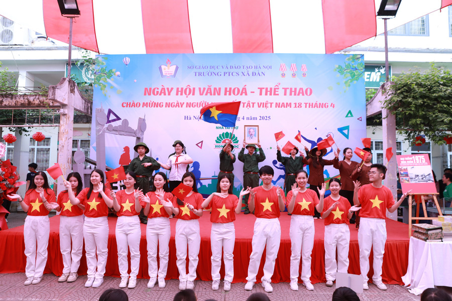 Hình ảnh Chủ tịch Hồ Chí Minh và lá cờ của Mặt trận Dân tộc giải phóng Miền Nam Việt Nam tung bay trong thời khắc chiến thắng 30/4/1975. 