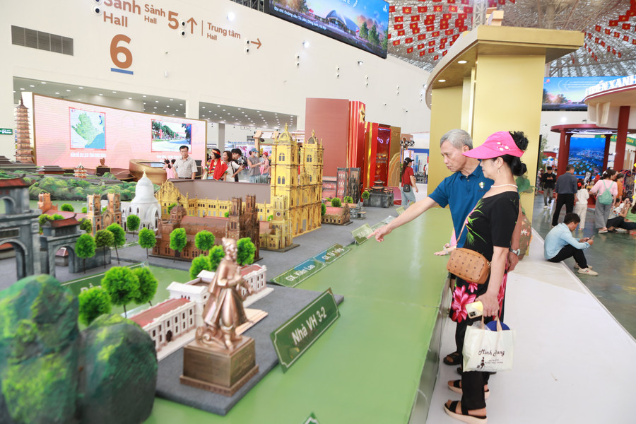 Mỗi mô hình công trình, di tích đều ẩn chứa những giá trị văn hóa, nghệ thuật đặc sắc để công chúng cảm nhận. Ảnh: Đình Tuệ. 1.jpg