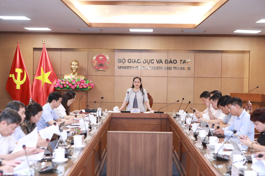 Thứ trưởng Nguyễn Thị Kim Chi phát biểu kết luận cuộc họp Hội đồng Thi đua - Khen thưởng Bộ GD&ĐT. Ảnh: Đình Tuệ. 1.jpg