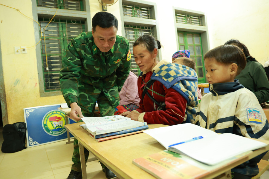 Các học viên lớp xóa mù chữ ở bản Nong Phụ tích cực đi học mỗi tối.