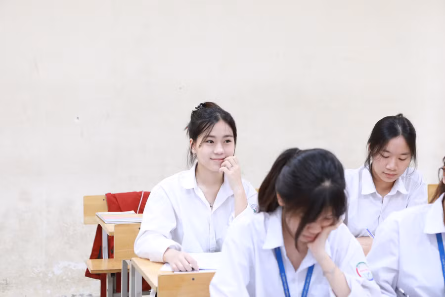 Học sinh lớp 12 Trường THPT Hoài Đức C, Hà Nội trong một giờ học trên lớp. Ảnh: Đình Tuệ.