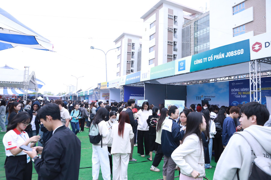 Đông đảo sinh viên trong và ngoài Học viện Tài chính cùng tới tham dự ngày hội. 10.jpg