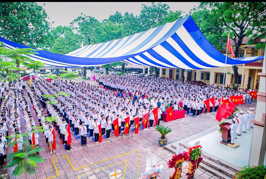 পতাকা অভিবাদনের সময় থান জুয়ান মাধ্যমিক বিদ্যালয়ের (নোই বাই, হ্যানয়) শিক্ষার্থীরা। thanh-xuan.jpg